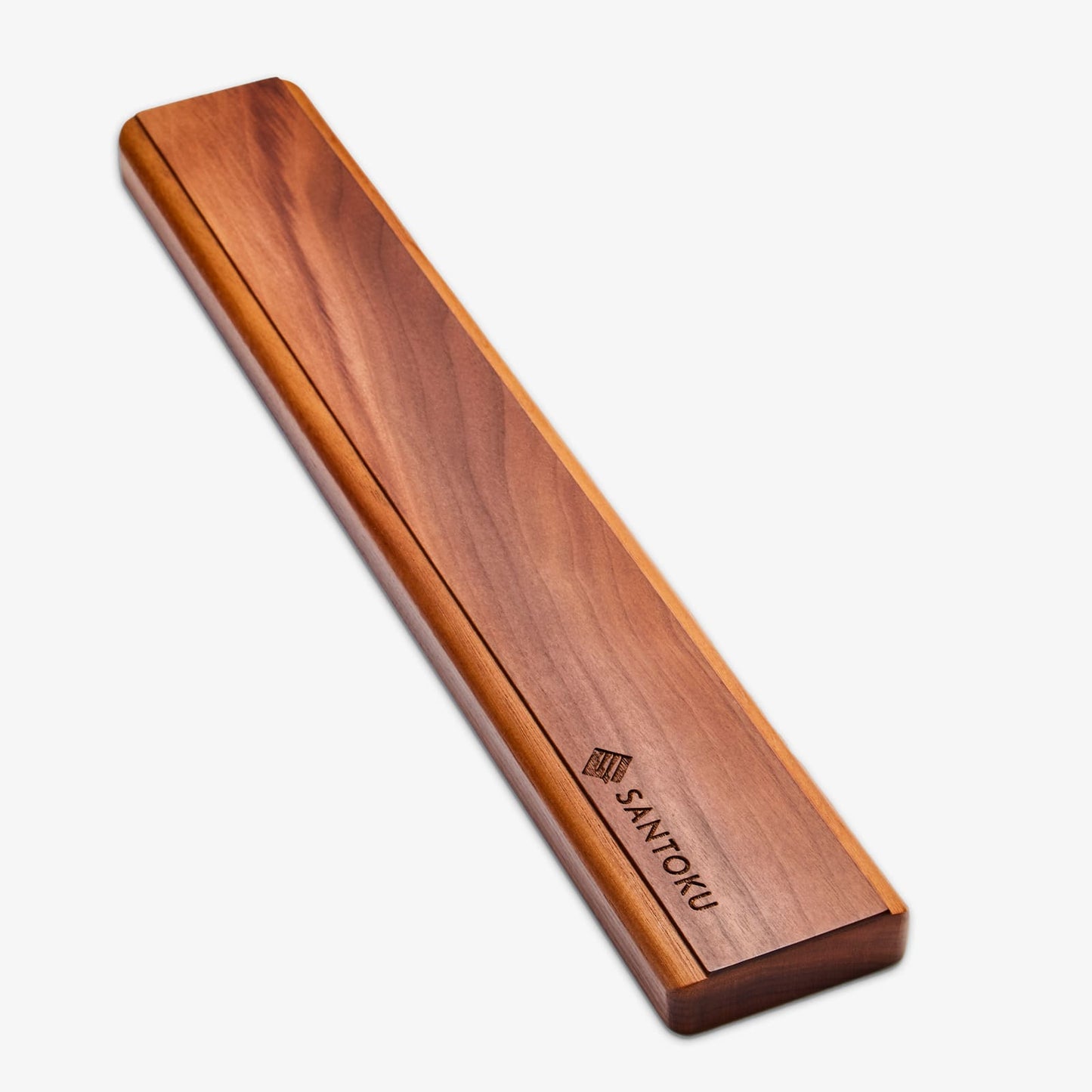 Минато установлен с магнитным деревянным ножом